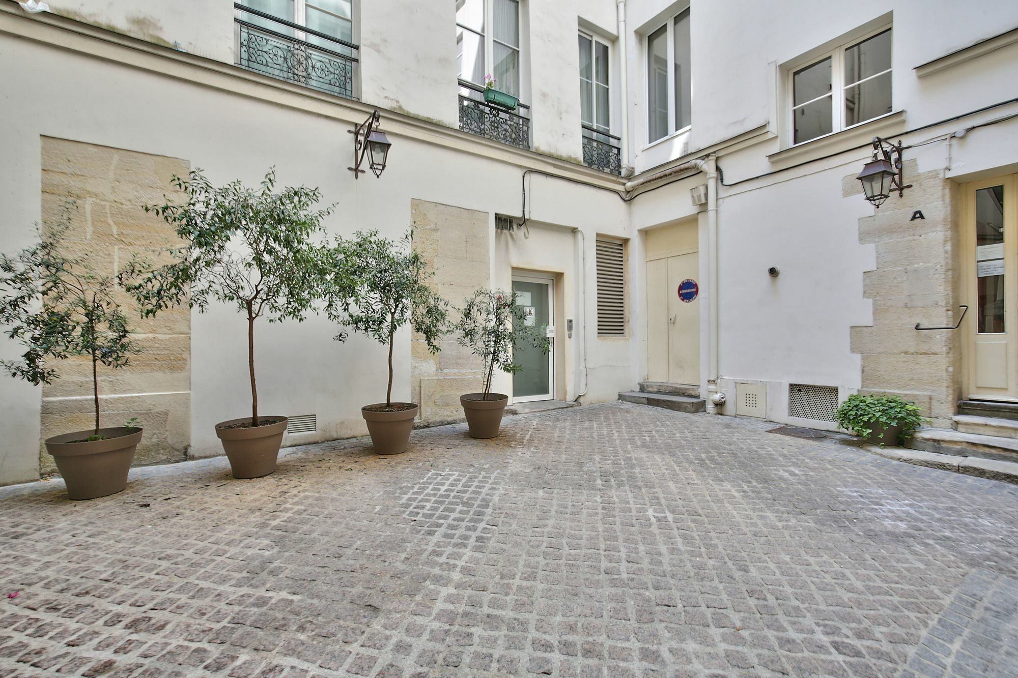69 - Authentic Parisian Home Экстерьер фото